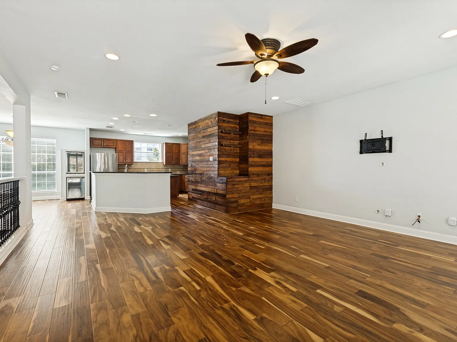 3 bed, 3.5 bath, 2413 sqft, $4,450 — Photo 3