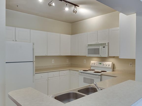 4th image of 4561 Strutfield La