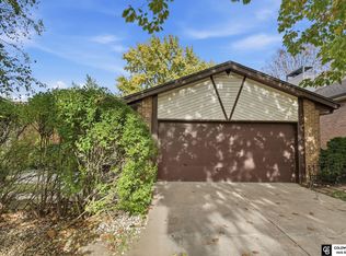 7106 Shamrock Rd, Lincoln, NE 68506
