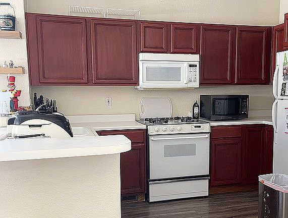 4th image of 4695 Hampton Ln