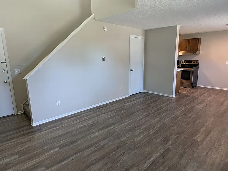 809 Kerns Dr NE — Photo 4