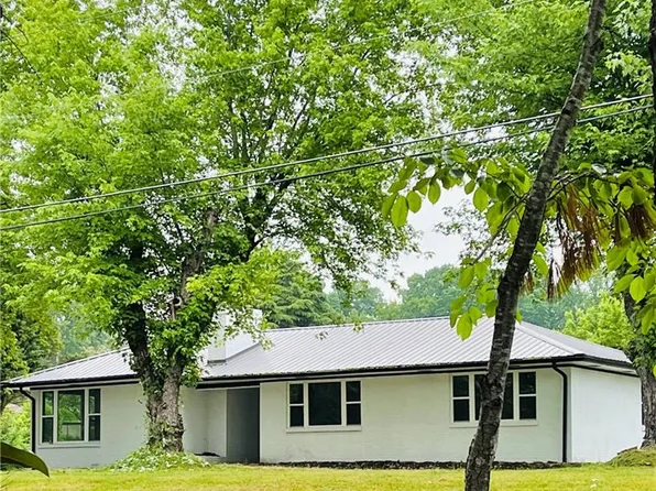 1340 Forrest Dr, Mount Airy, NC 27030