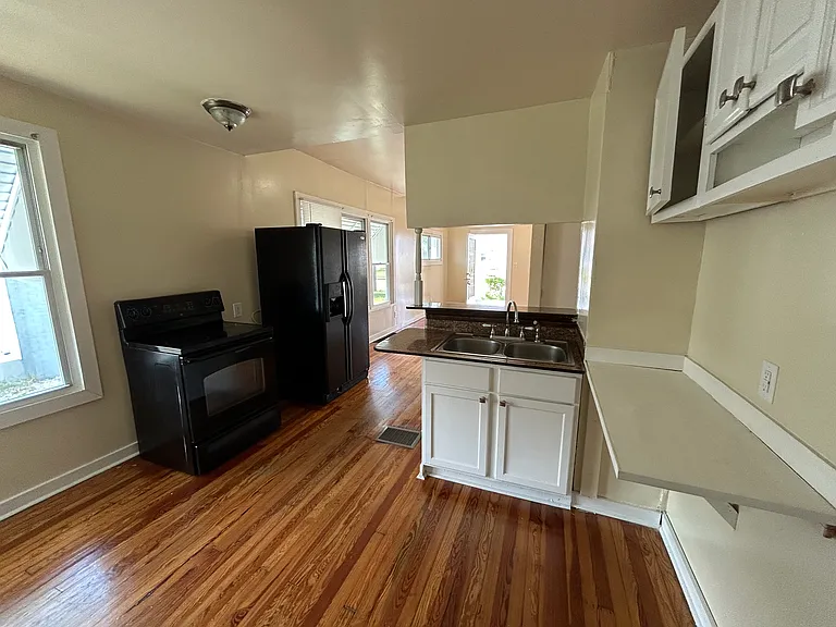 1139 E Columbia St — Photo 8