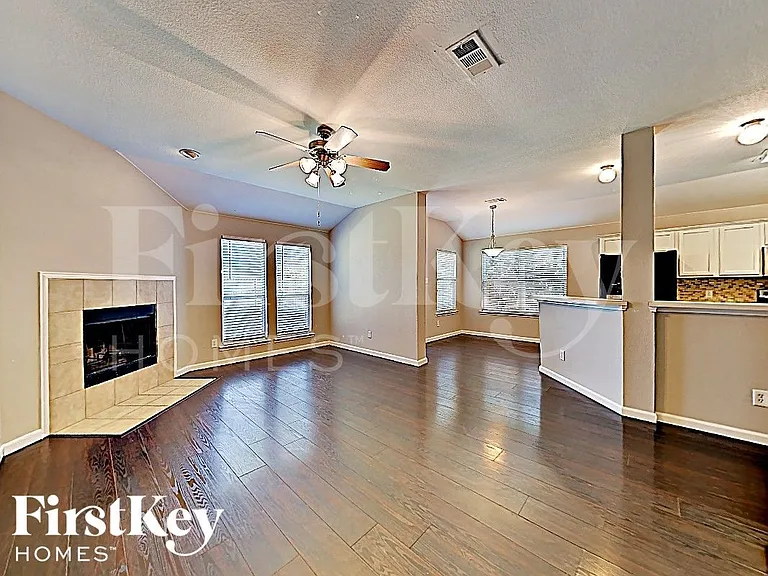 724 Bamboo Dr — Photo 2
