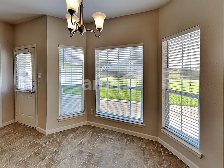 501 Falcon Lake Dr — Photo 9