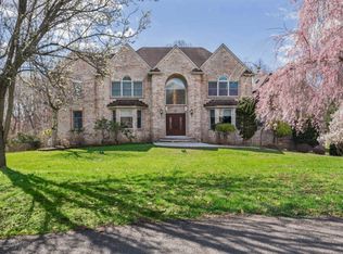 17 Apple Blossom Ln, Manalapan, NJ