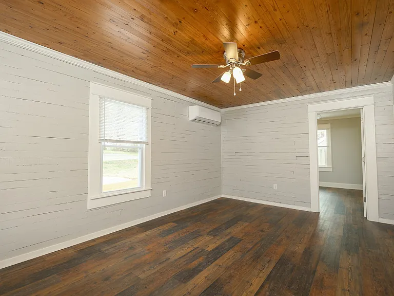 204 Oakland St — Photo 5
