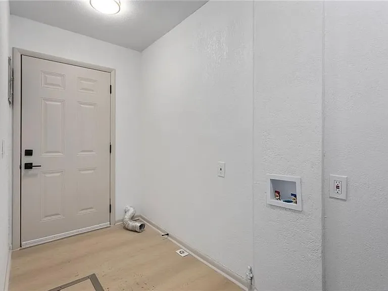 307 SE 7th St — Photo 9