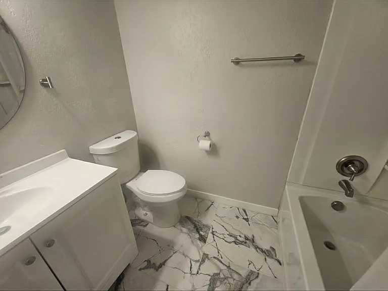 Main bathroom with marble flooring