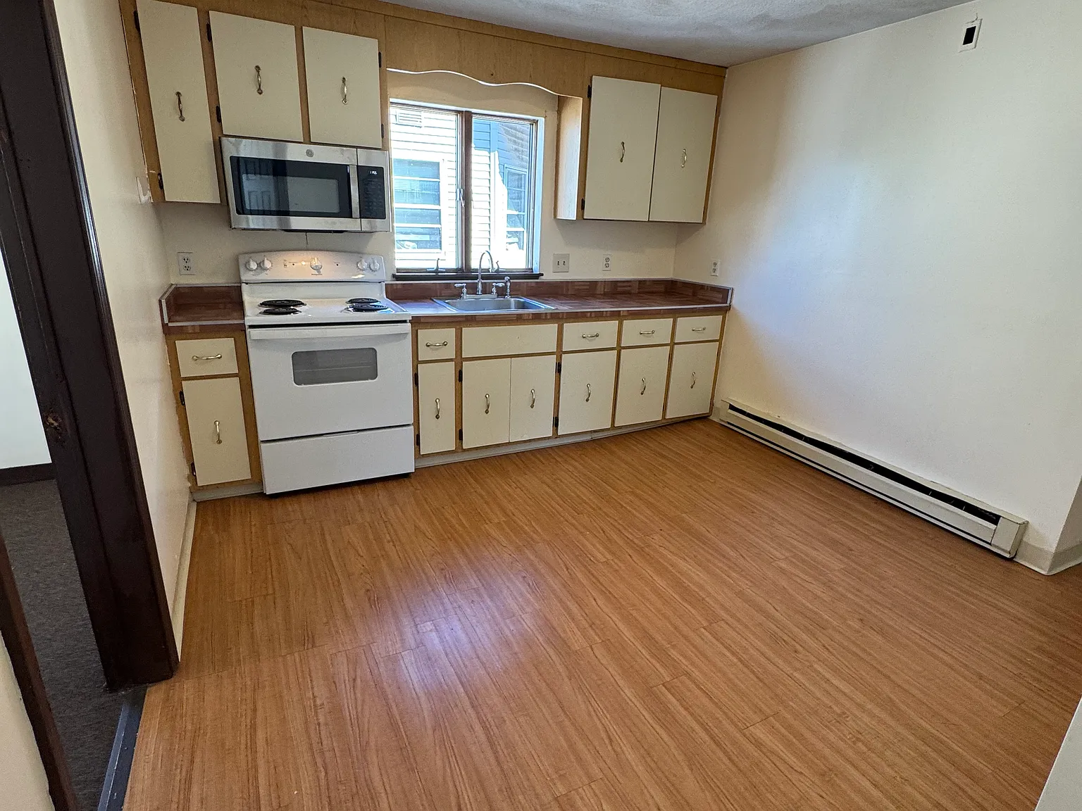 2 bed, 1000 sqft, $2,100 — Photo 2