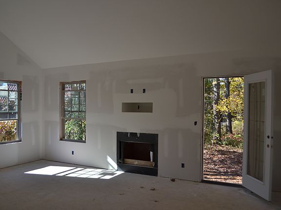 4th image of 556 Magnolia Dr