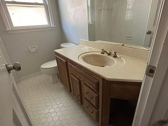 4th image of 5964 Grosvenor Ave