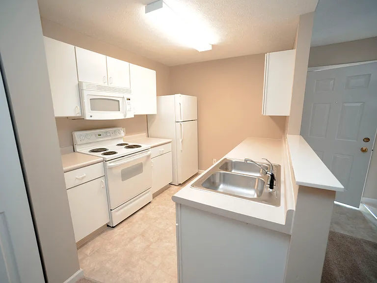 Fairway Park Apartments — Photo 17