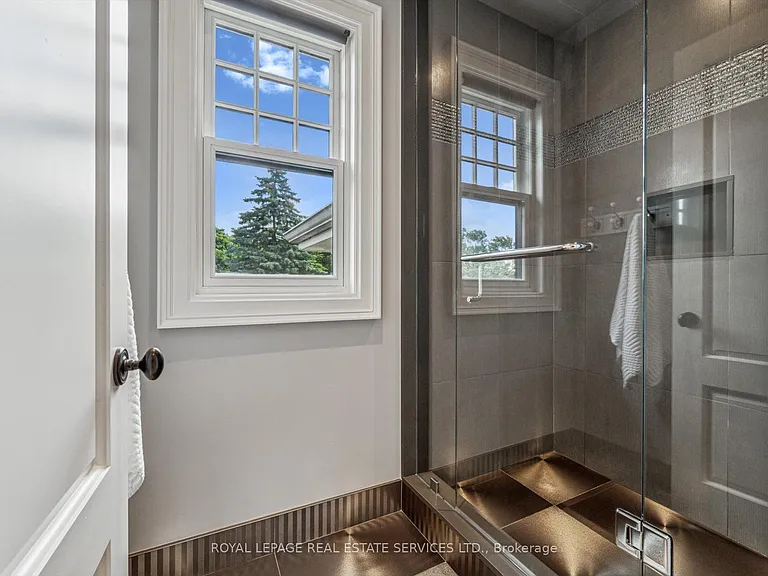 335 Lakeshore Rd W — Photo 39