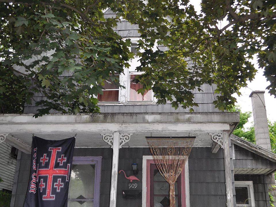 2nd image of 909 S Main St