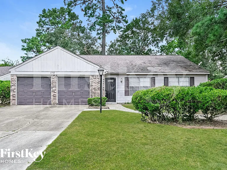 2707 Wood River Dr — Photo 1