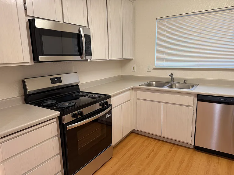 Parkwood Court Apartments — Photo 12