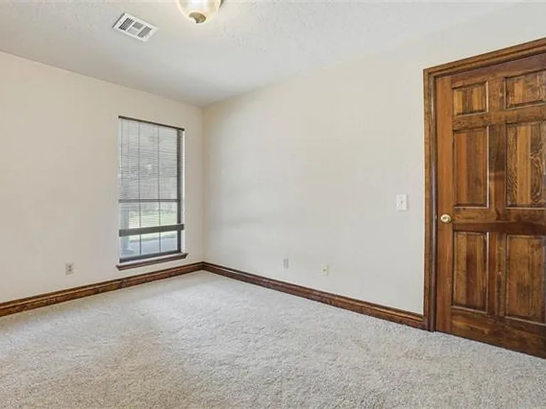 3006 NE Heritage Dr — Photo 4