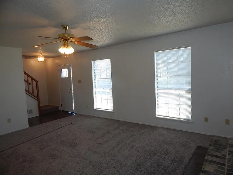 1613 Bobby Lee Killeen TX 76549

Living Area 17.75 X 13.75