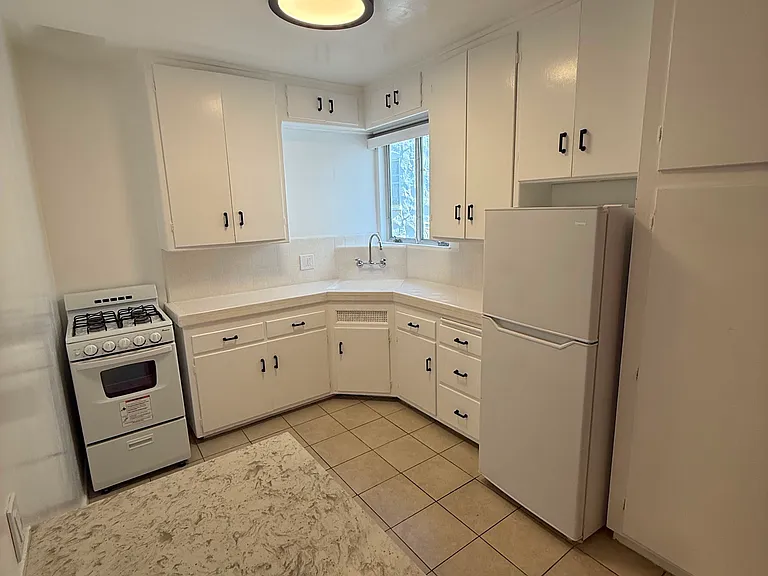 656 S Cochran Ave #8 — Photo 2