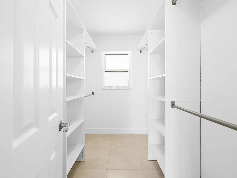580 SE 5th St — Photo 9