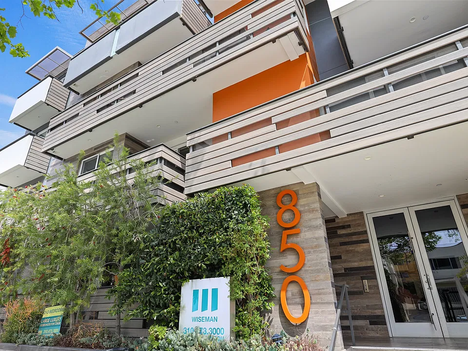 Front Entrance of Wilcox Bea by Wiseman