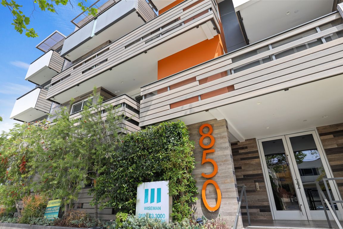 Front Entrance of Wilcox Bea by Wiseman