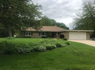 625 E Ravenswood Hills Cir, Brookfield, WI 53045