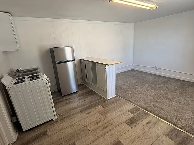 695 S Ash St — Photo 3