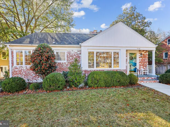 9704 Parkwood Dr, Bethesda, MD 20814