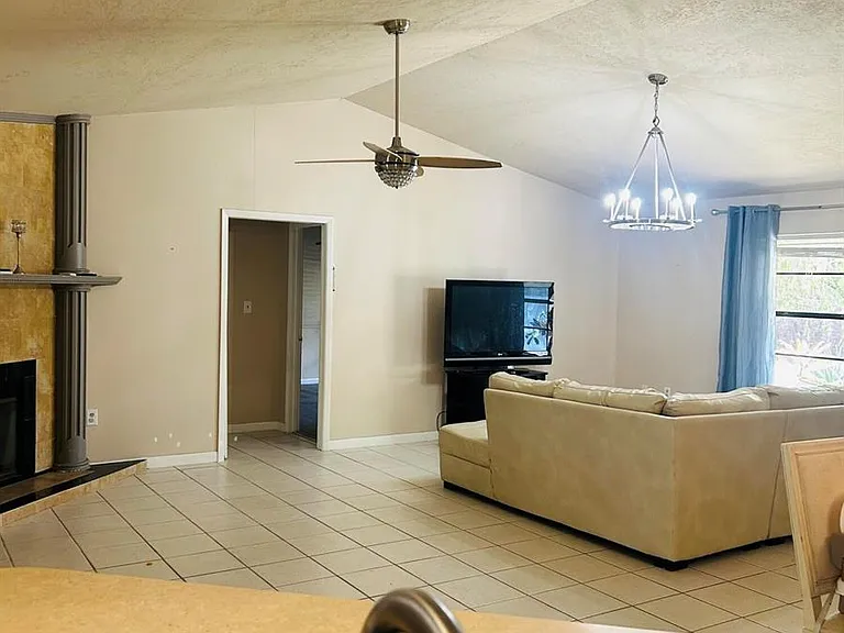 591 Darien Ave SW — Photo 4