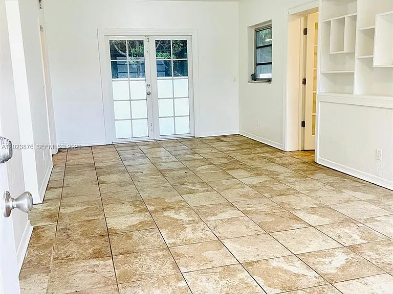 1020 SW 36th Ct — Photo 18