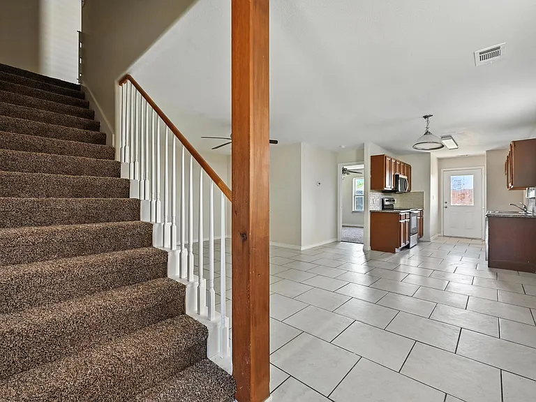 721 E College St — Photo 3