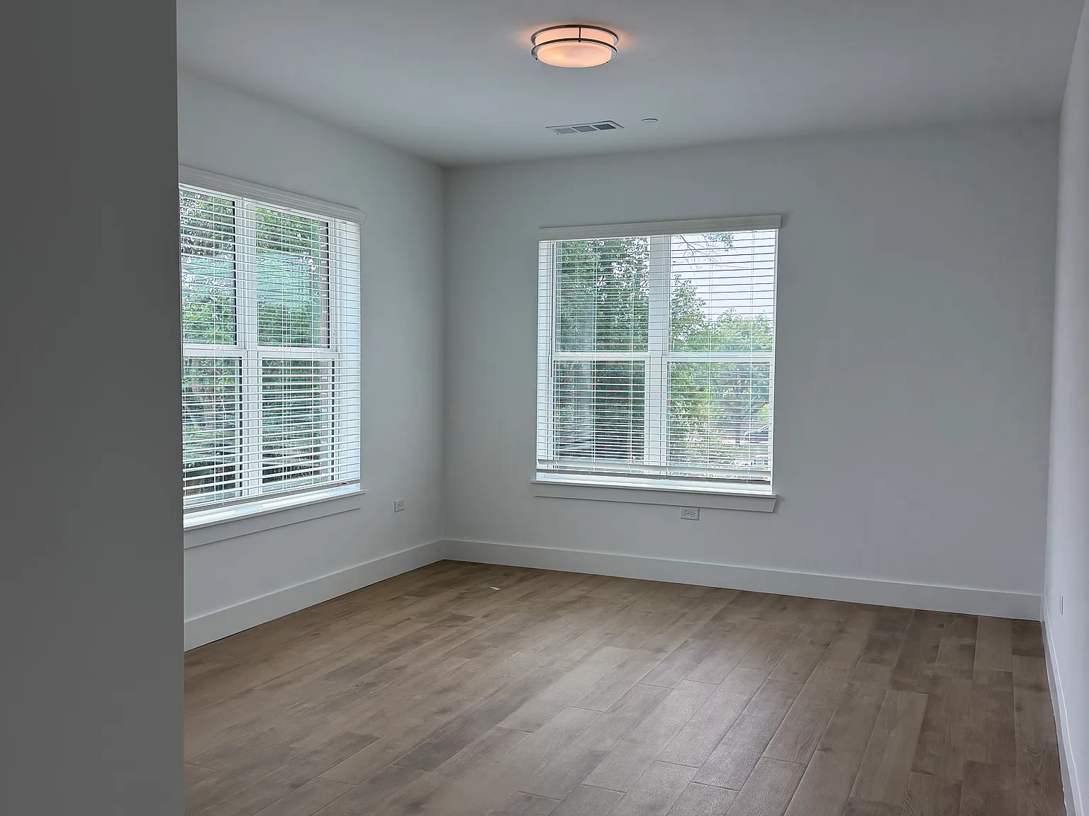 2 bed, 2.0 bath, 1186 sqft, $3,262 — Photo 2