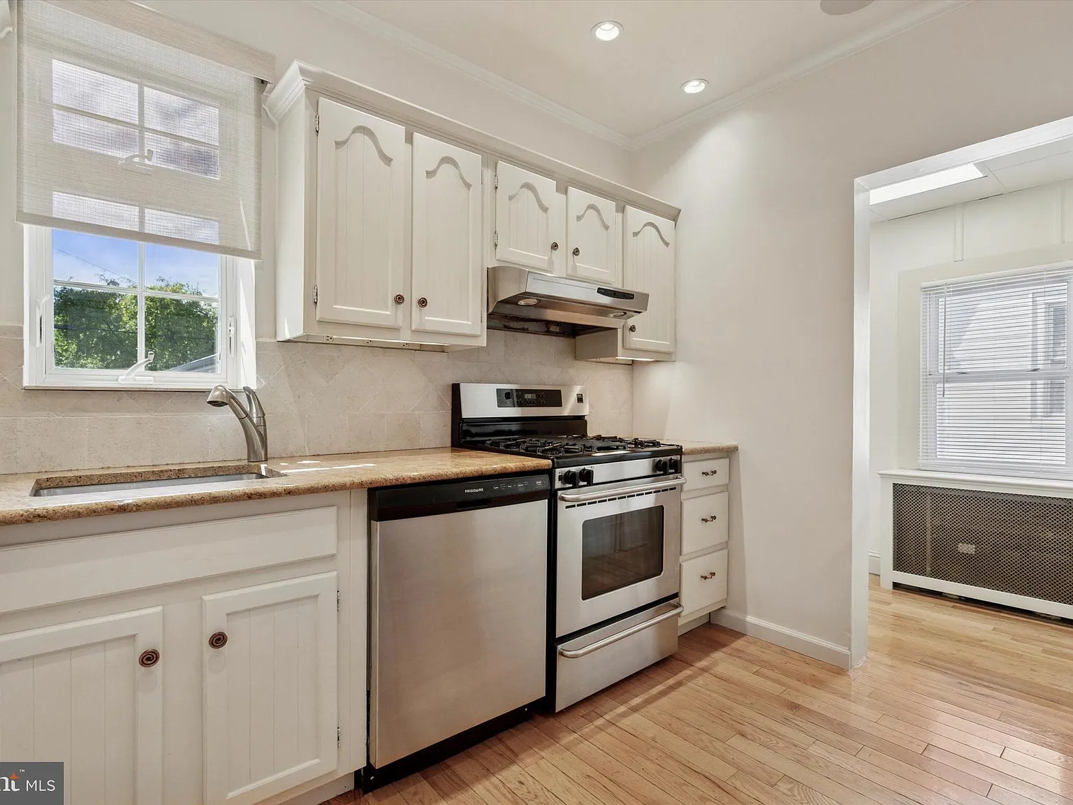 3 bed, 1.5 bath, 1156 sqft, $3,300 — Photo 4