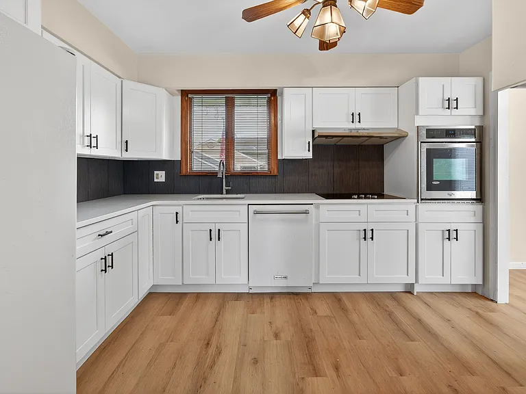 1120 Greenbriar Rd — Photo 9