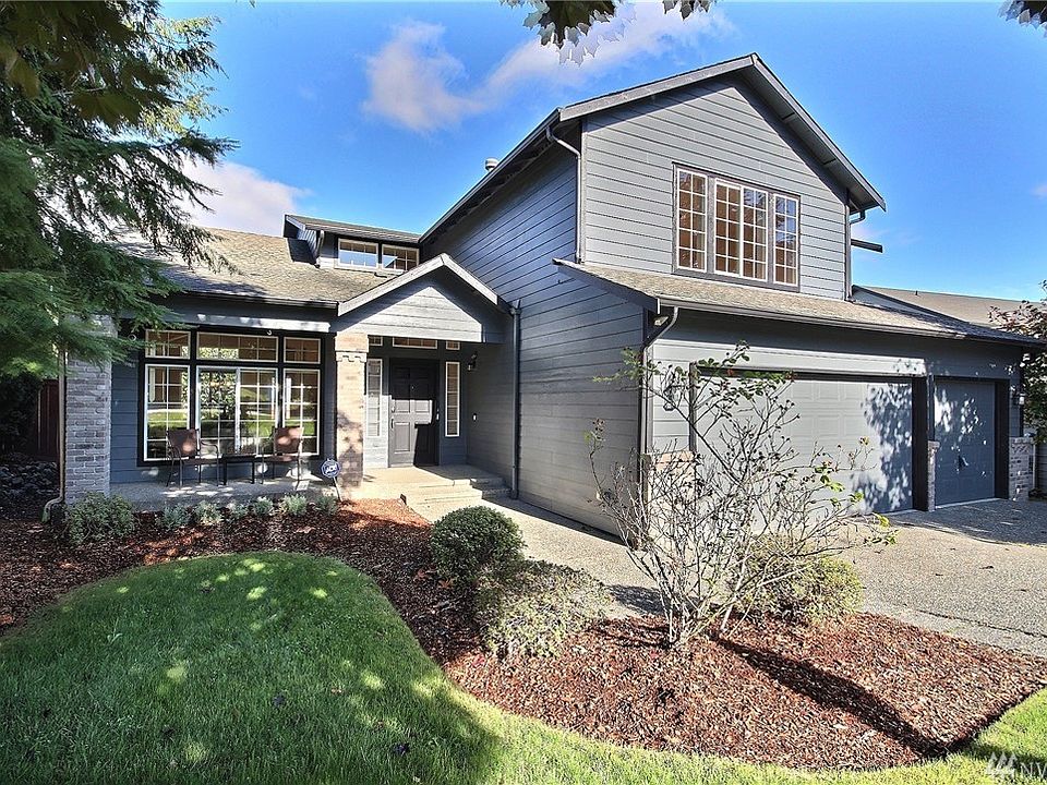 Fantastic 5 bedroom, 2.75 bath home with a huge 3 car garage & a private backyard. Hardi plank siding with a fresh coat of paint