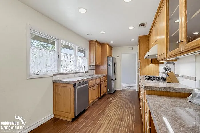 4 bed, 3.0 bath, 1924 sqft, $5,100 — Photo 3