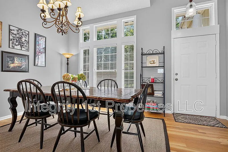 4 bed, 3.0 bath, 1722 sqft, $2,600 — Photo 4