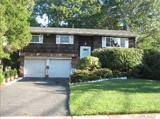 2 Middlesex Dr, Dix Hills, NY 11746