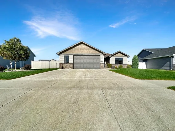 2009 Valley Bluffs Dr SE, Minot, ND 58701