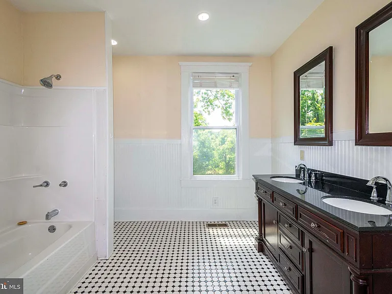 222 W Main St — Photo 40