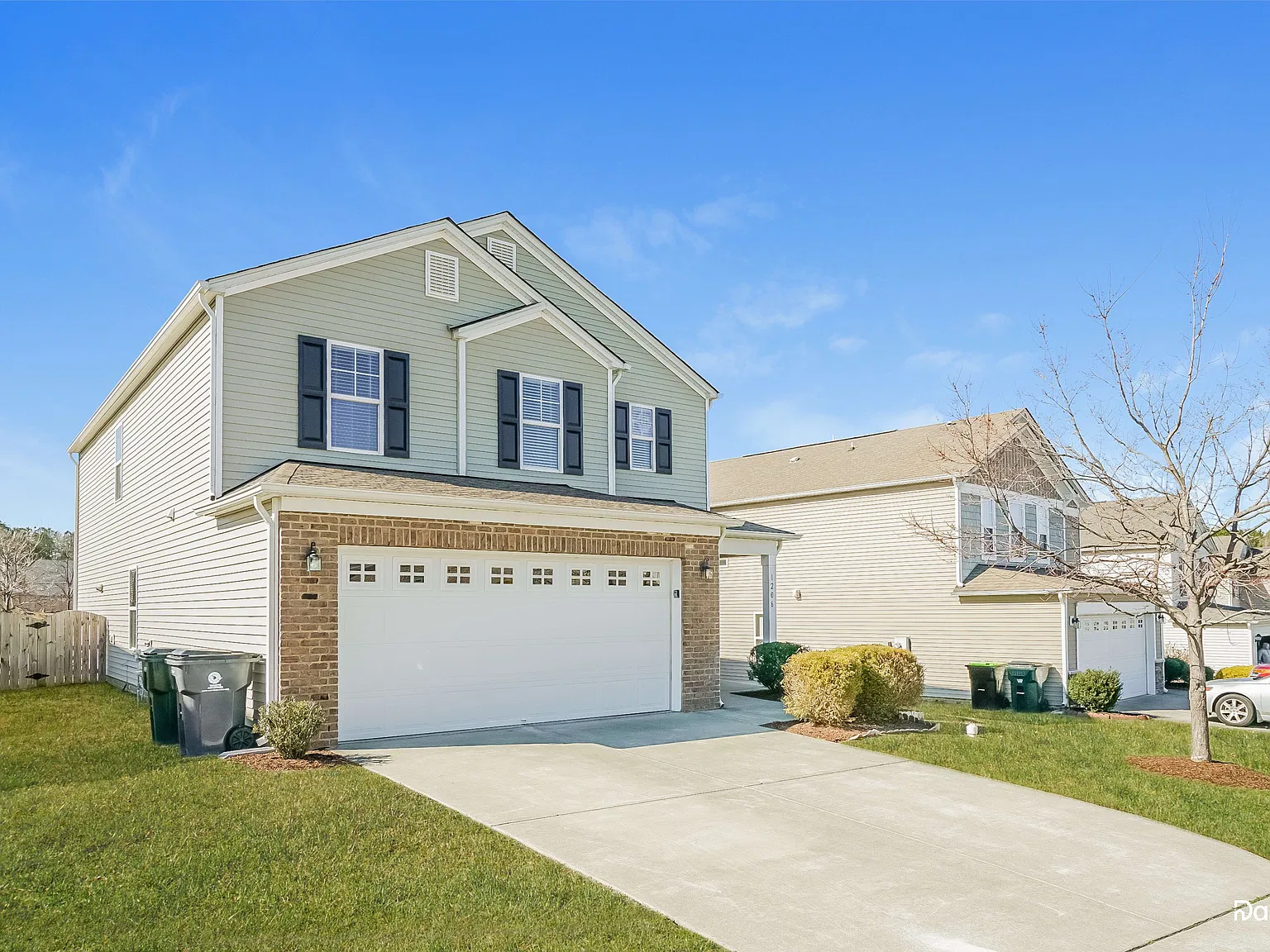 3 bed, 2.5 bath, 2392 sqft, $2,310 — Photo 3