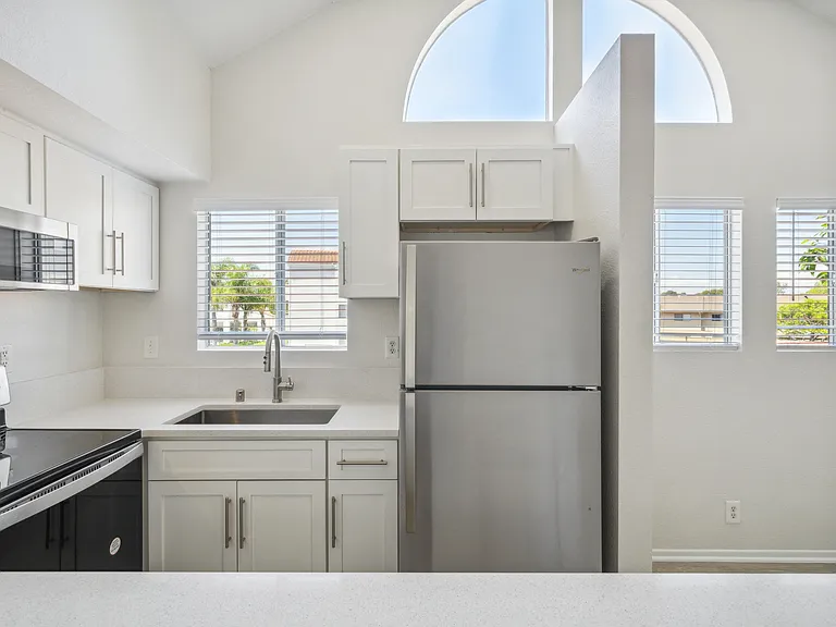 Newport Palms Apartments — Photo 8