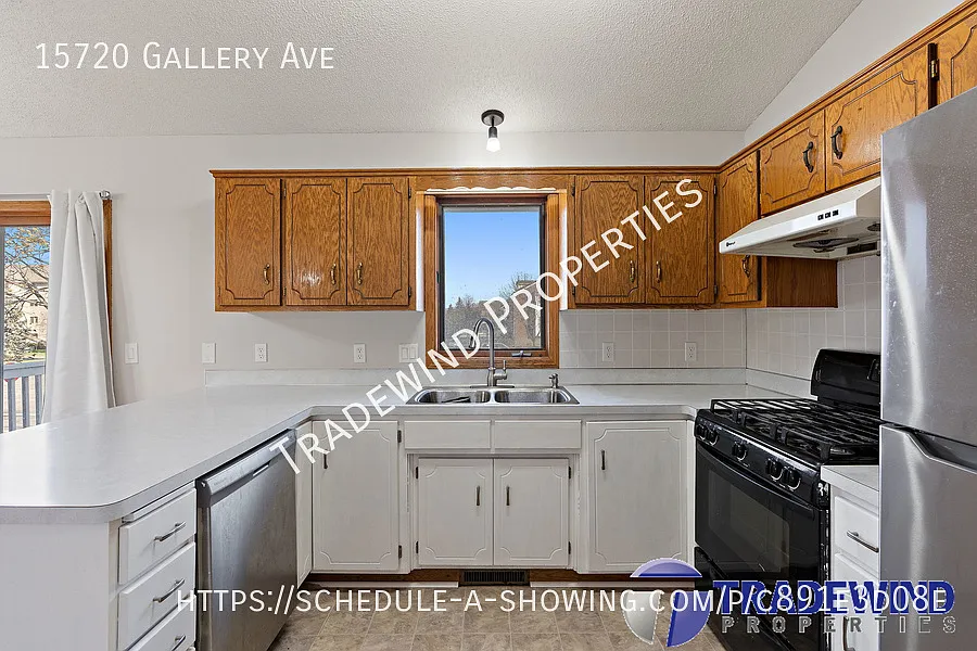 Wonderful 4 Bed 2 Bath Home — Photo 2