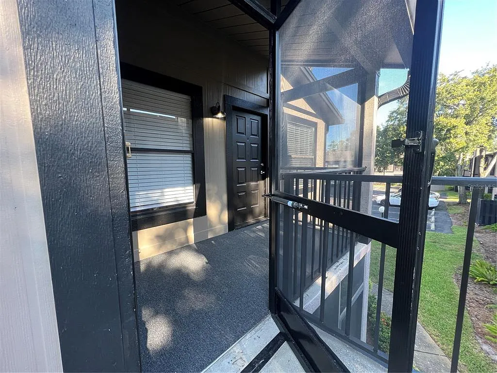 2 bed, 2.0 bath, 912 sqft, $1,575 — Photo 3