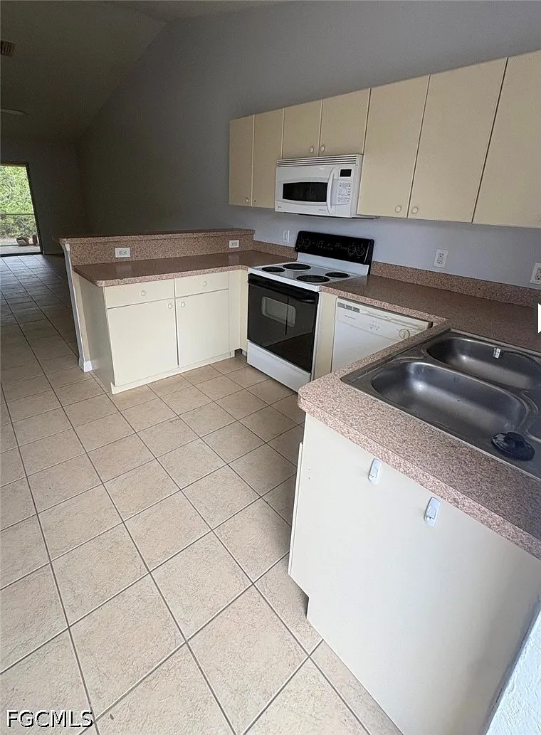 2 bed, 2.0 bath, 914 sqft, $1,225 — Photo 2