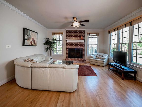 Family Room w/gas Fireplace