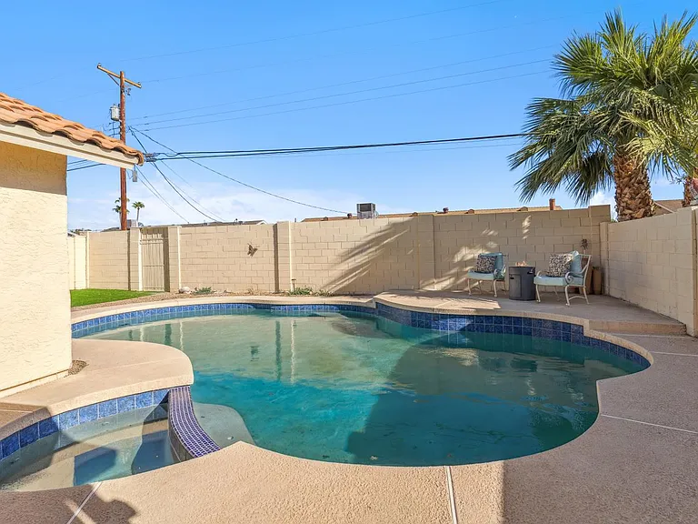 1739 N Palm Dr — Photo 28