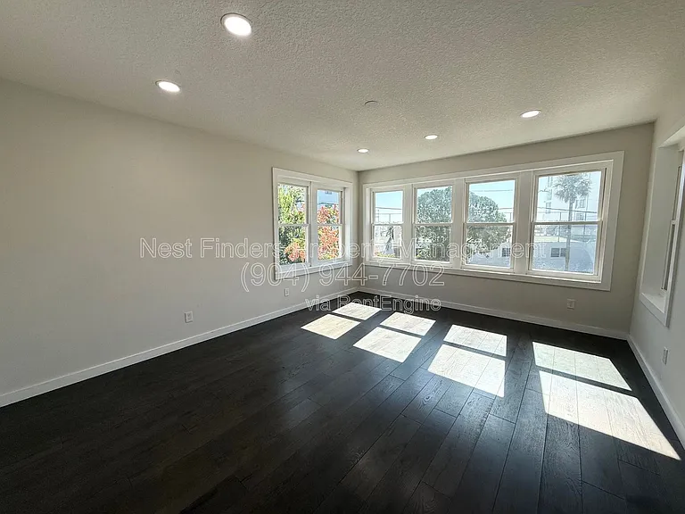 1733 Memorial Park Ter — Photo 2